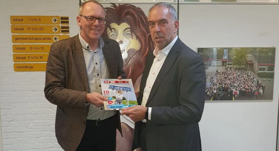 eerste exemplaar doeboek gemeenteraadsverkiezingen uitgereikt