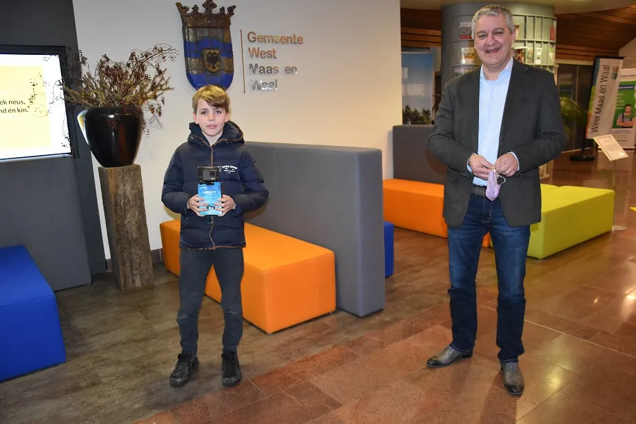 foto sam 1e prijs met wethouder peters