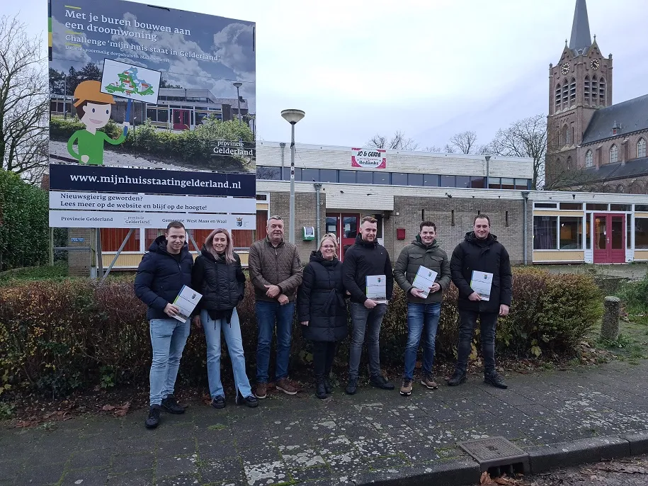 jongeren tekenen koopcontract voormalig dorpshuis de hanze