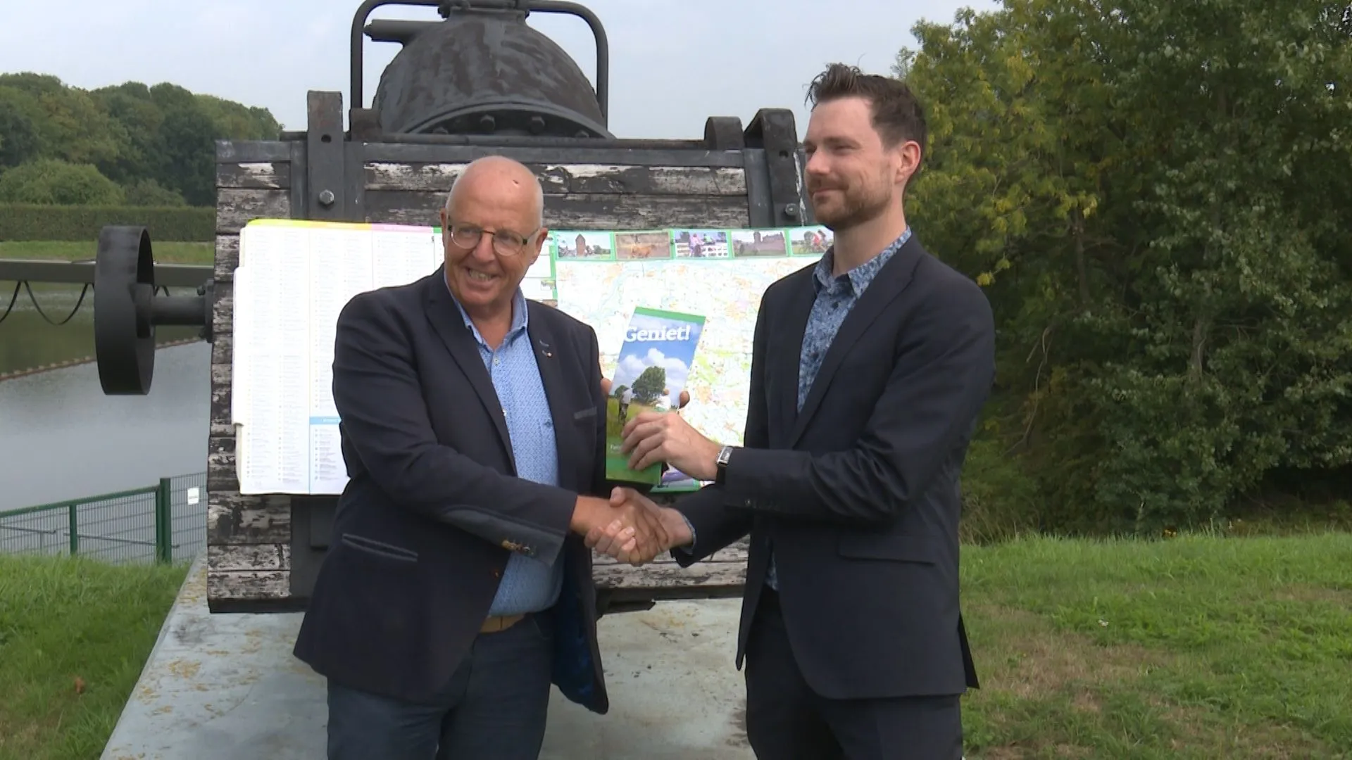 jurrien van de veer l overhandigt het eerste exemplaar aan de west maas en waalse wethouder sander bos 1