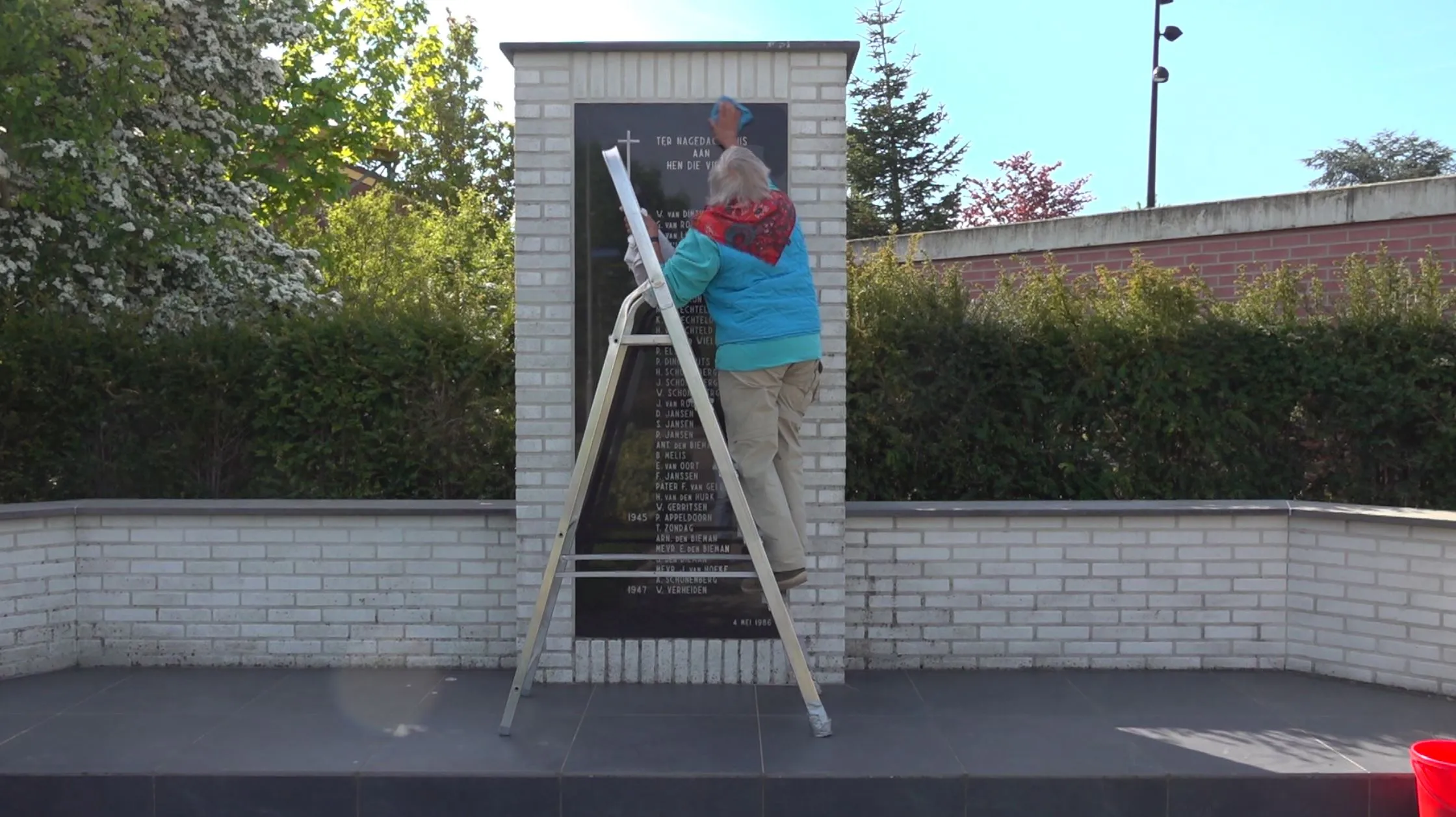 mieke maakt monument schoon