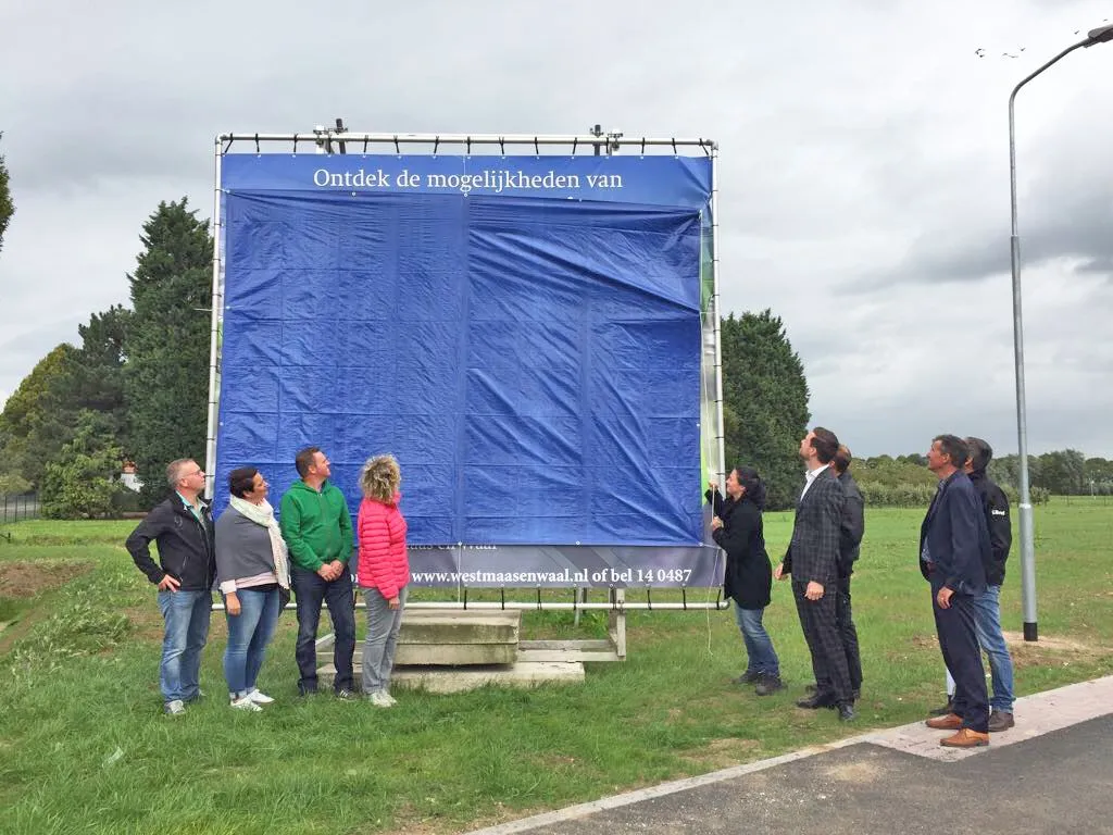 onthulling bord lageweg met optienemers kopers