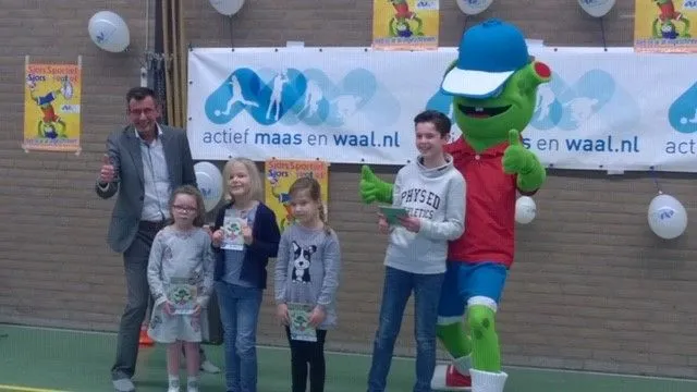 uitreiking boekje sjors bert de haas actief maas en waal