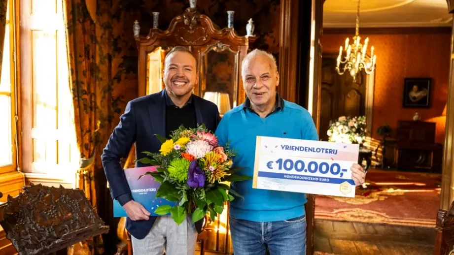 vriendenloterij ambassadeur jamai loman reikt cheque uit aan guus