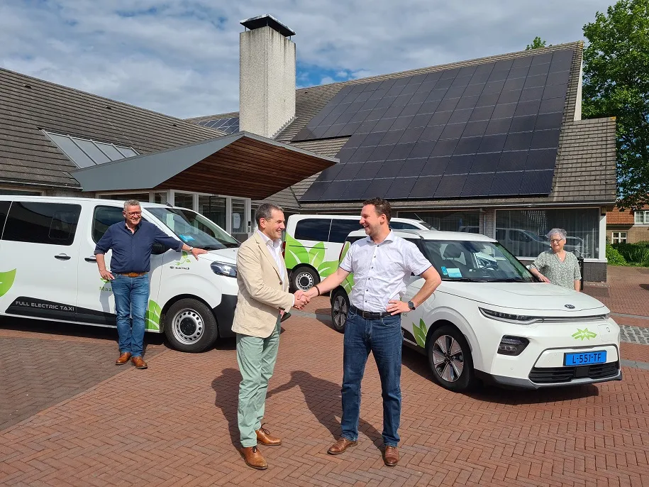 wethouder rob reuvers en directeur geert eikhout van personenvervoer maas en waal