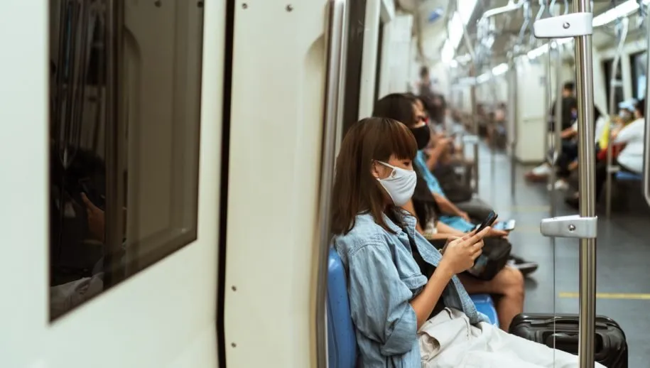 woman wearing a face mask on the subway 4429149 915x518