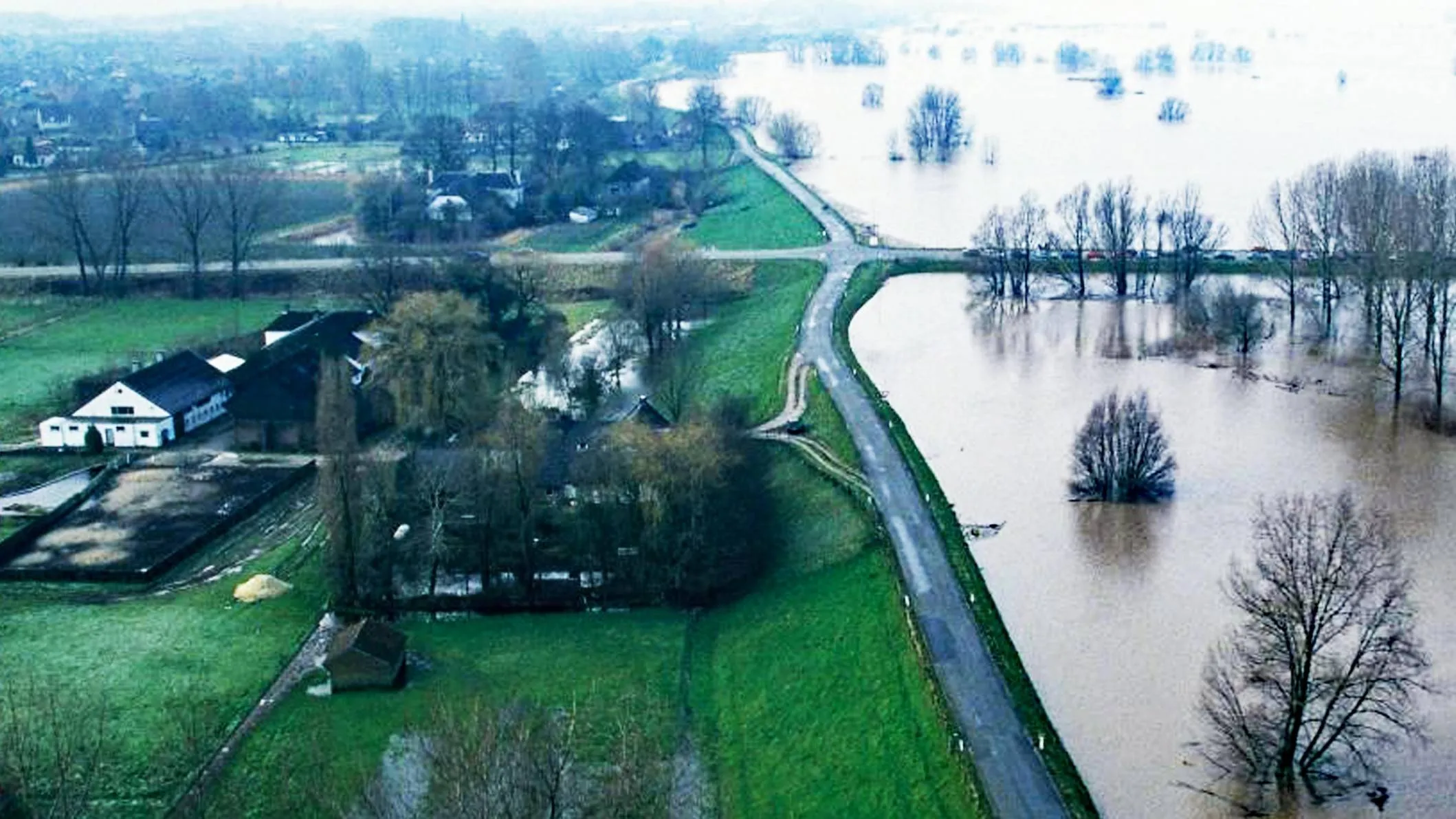 1995 dijk boven leeuwen