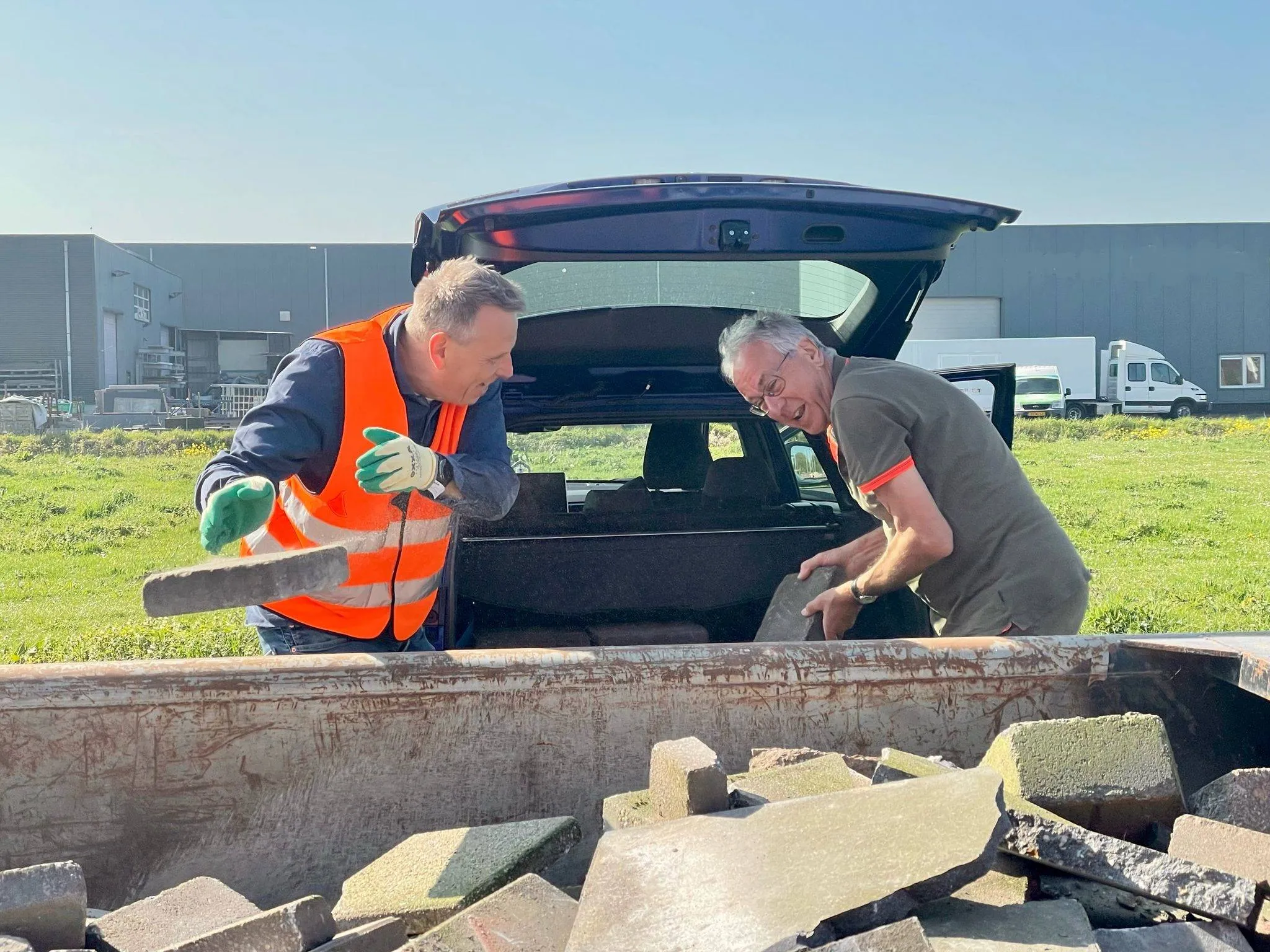 wethouder evert jan slootweg helpt bij de tegelactie
