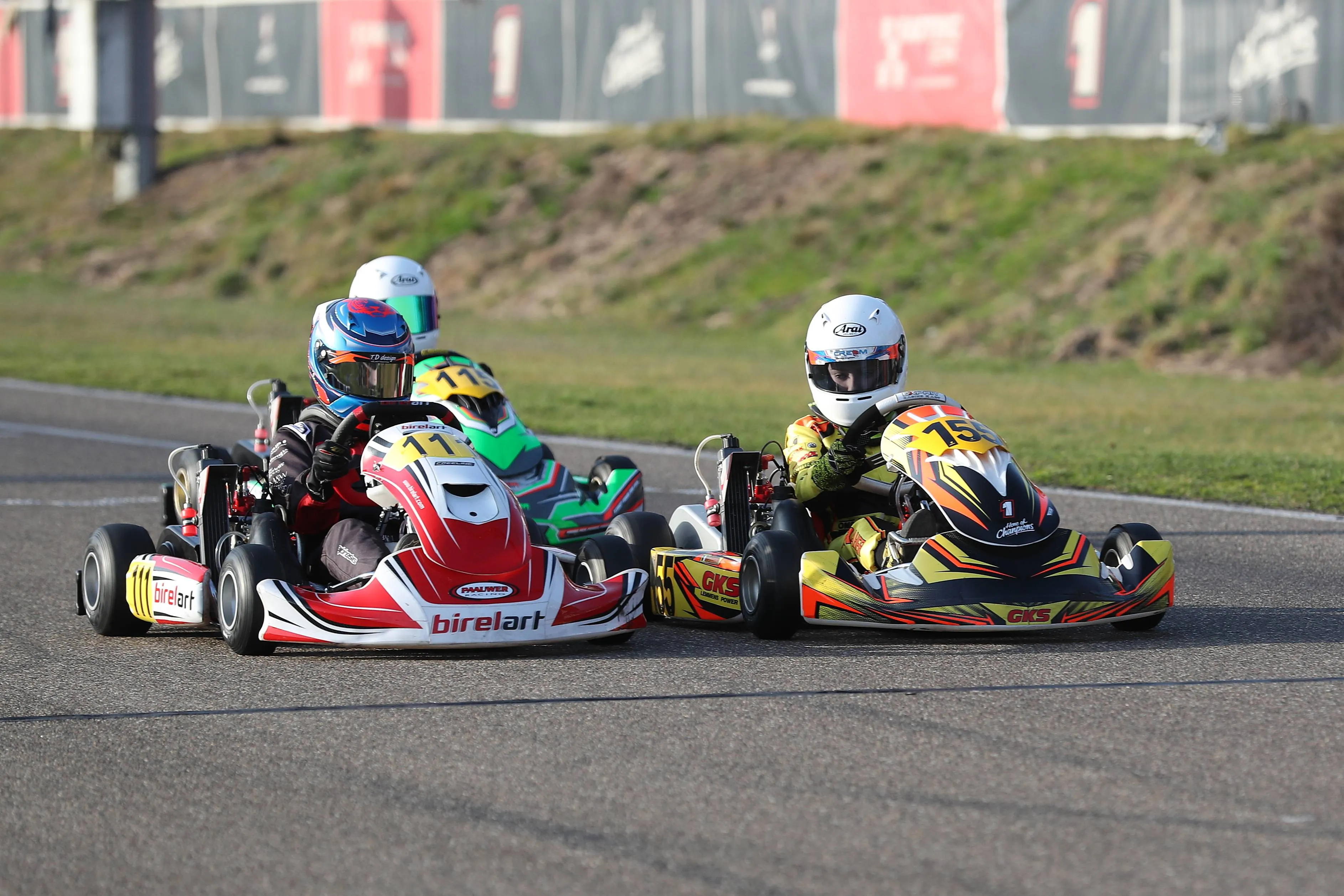 Dean Burger met 120 km op recht stuk close racing