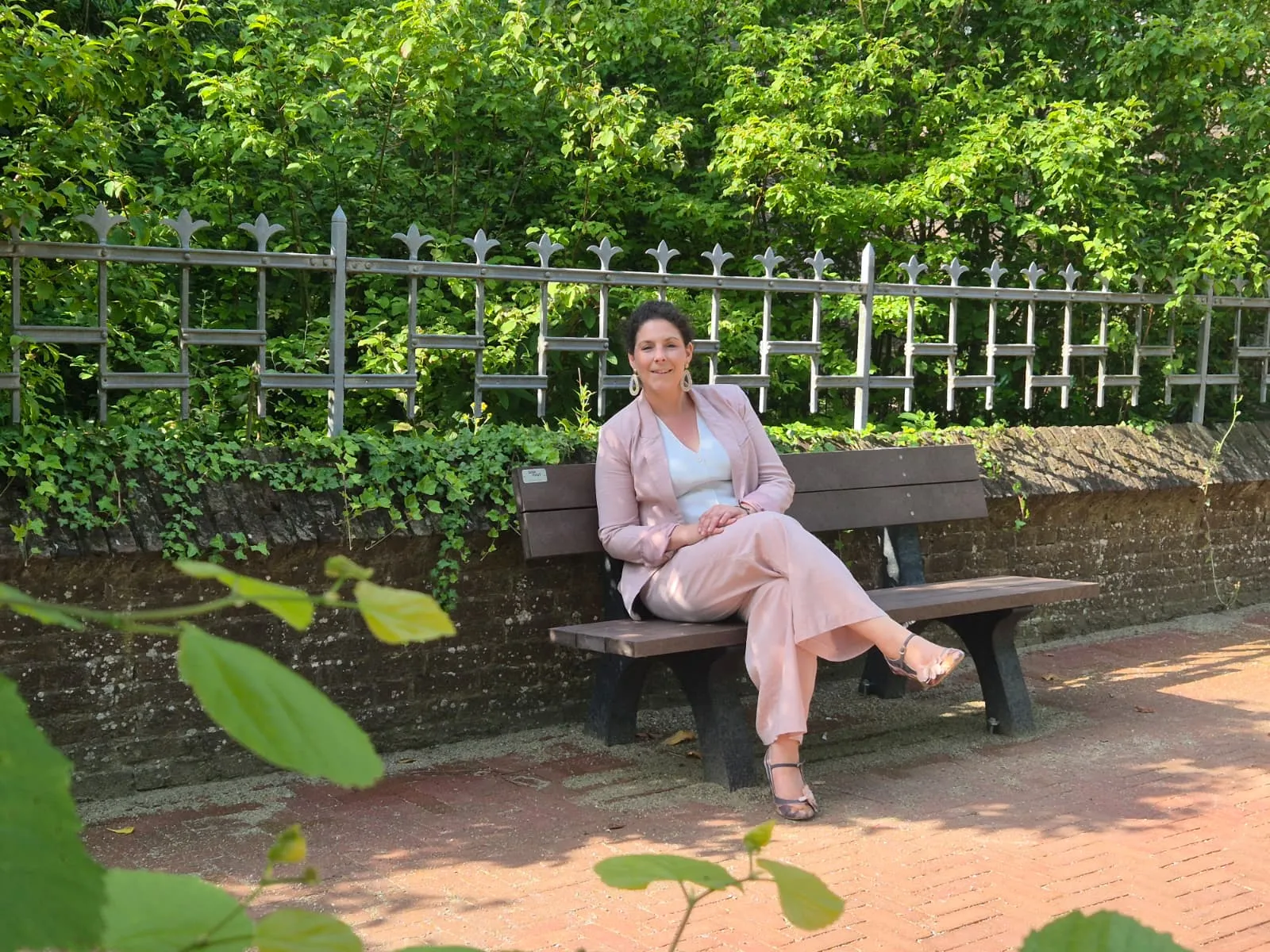 Wethouder Marieke van den Boom op een van de duurzame bankjes in Wamel
