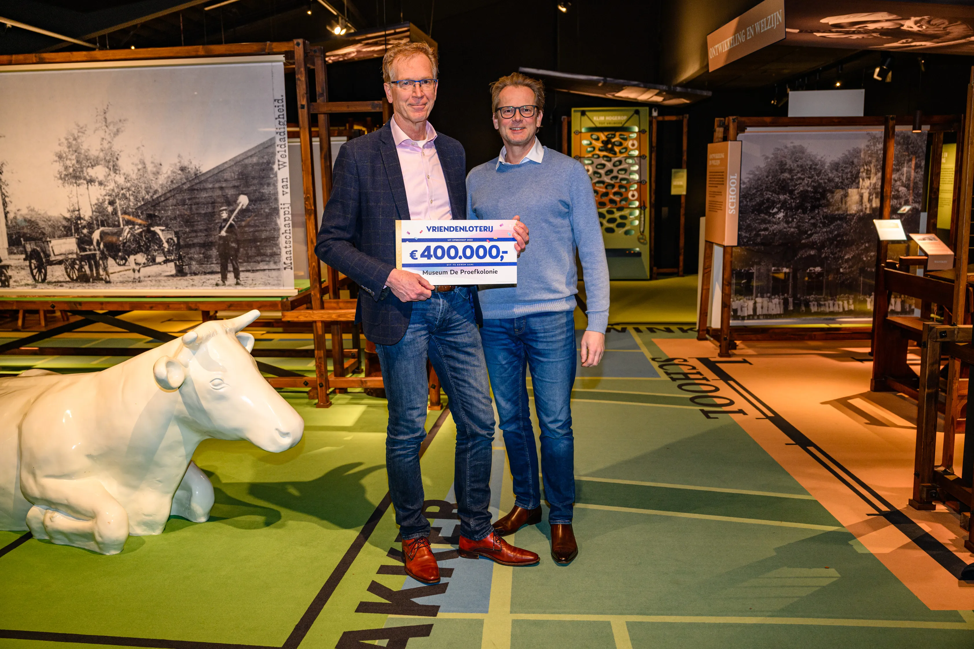 museum de proefkolonie ontvangt een schenking van 400000 euro uit handen van jeroen branderhorst van de vriendenloterij