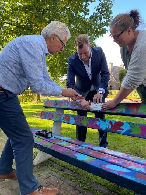 onthulling ontmoetingsbankje en presentatie cultuurgids