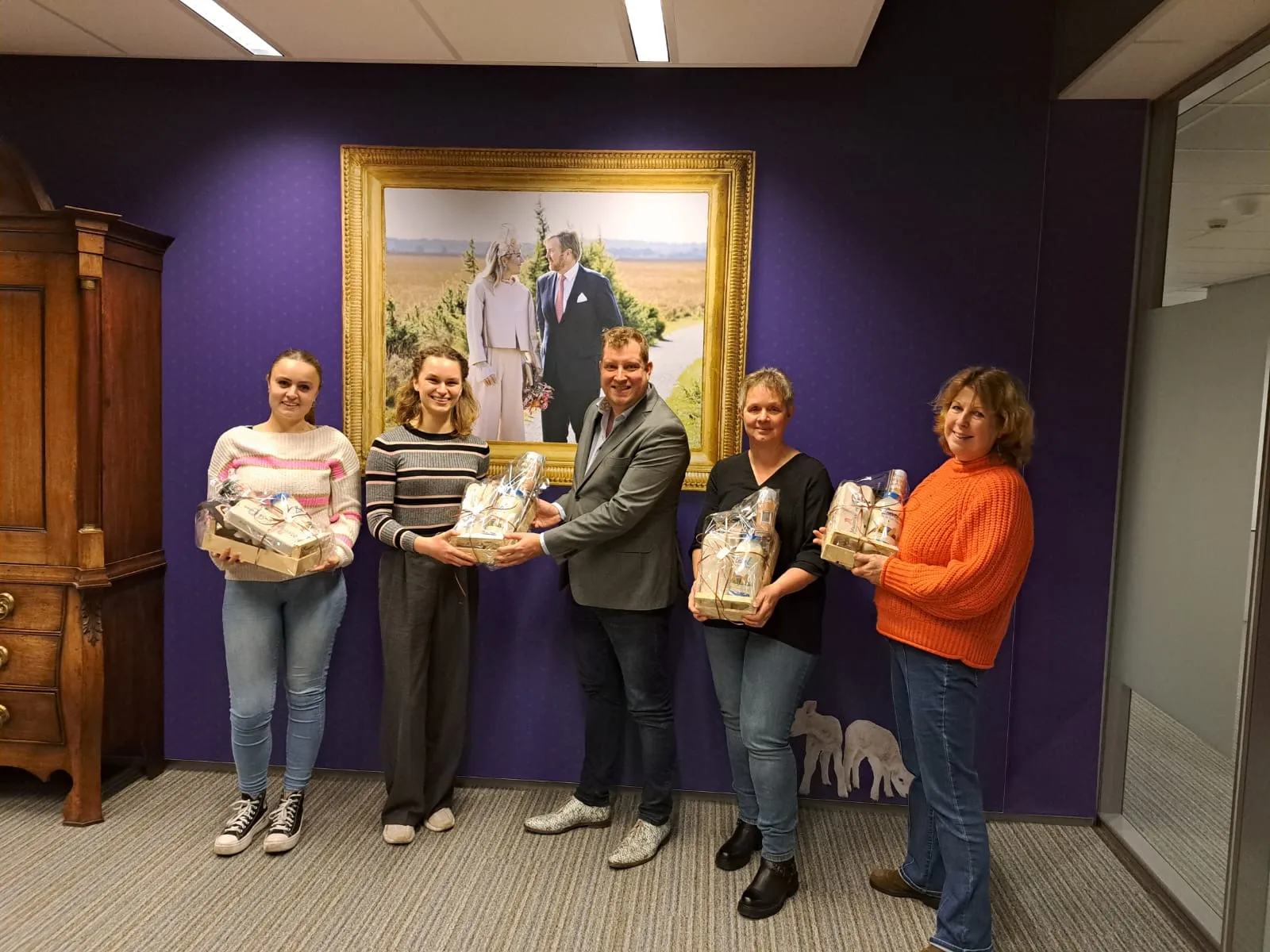 wes wethouder boonstra overhandigt kado aan winnende deelnemers enquete visie op toerisme