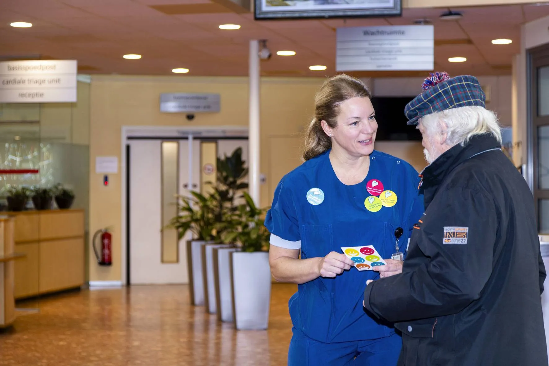 Treant Collega Miranda Savenije deelt buttons uit aan bezoekers en patiënten