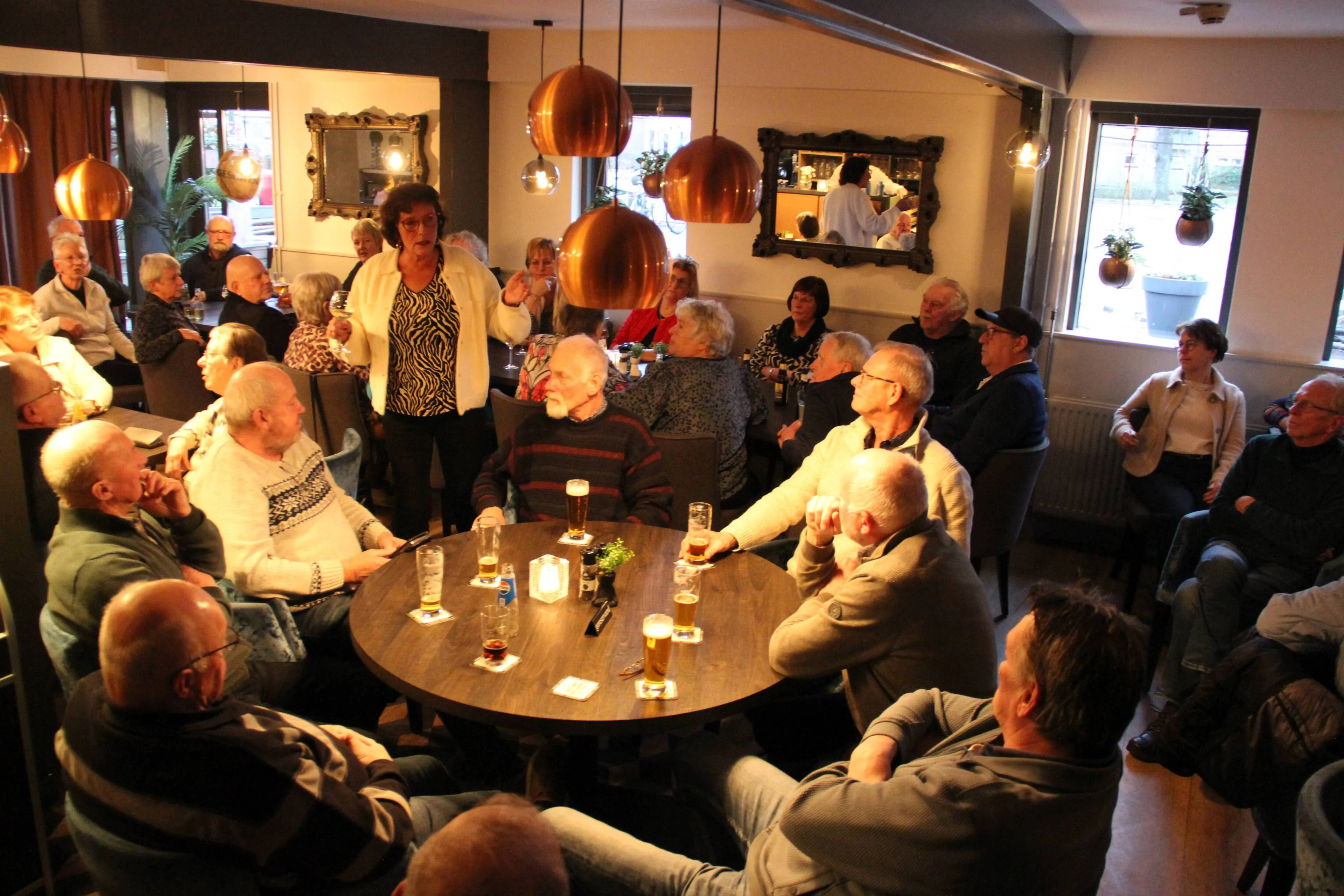 WES Tafeltje Dekje vrijwilligers en chef Annette Kiewiet foto Alanda de Boer