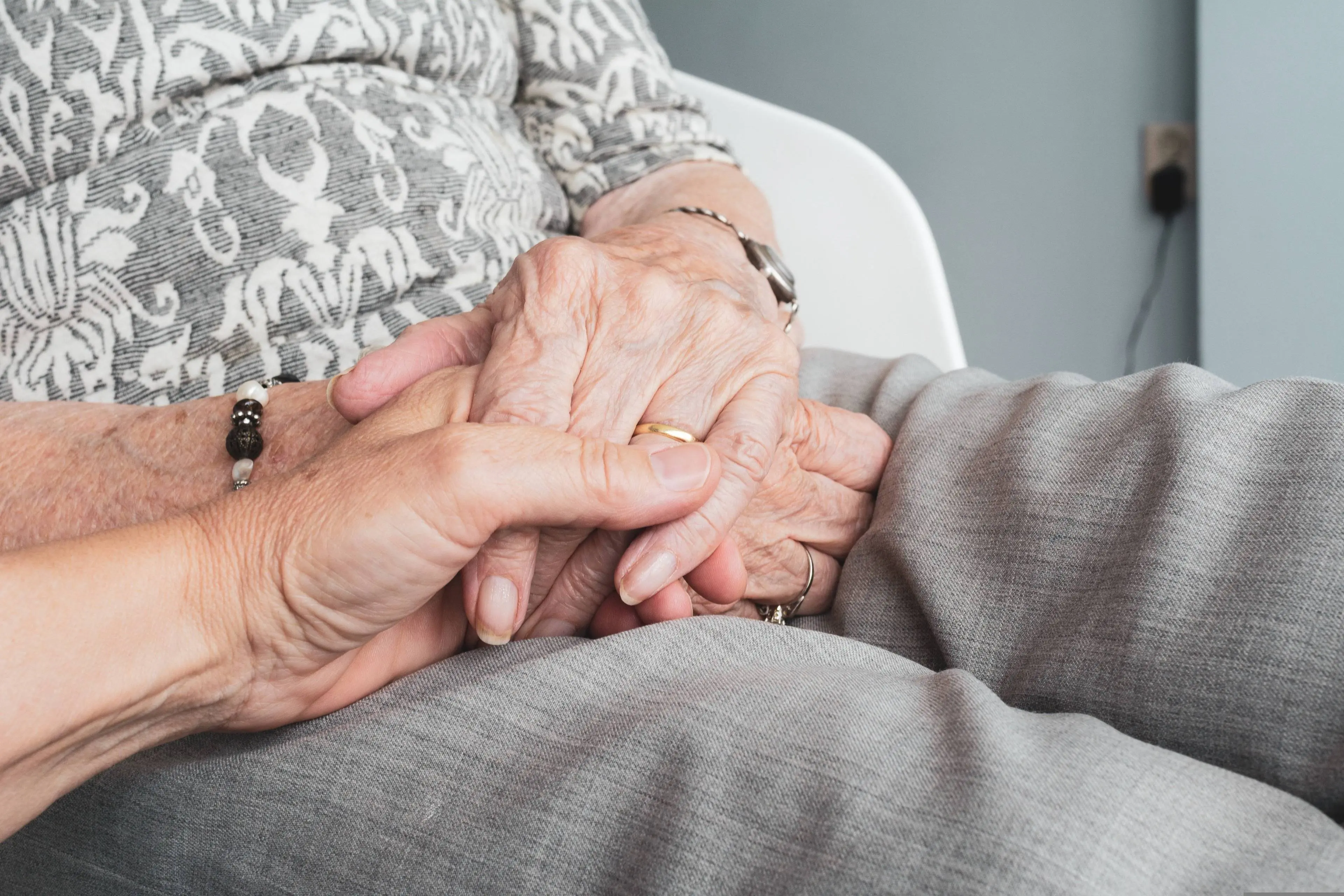 eenzaamheid sabinevanerp-hands-4344711