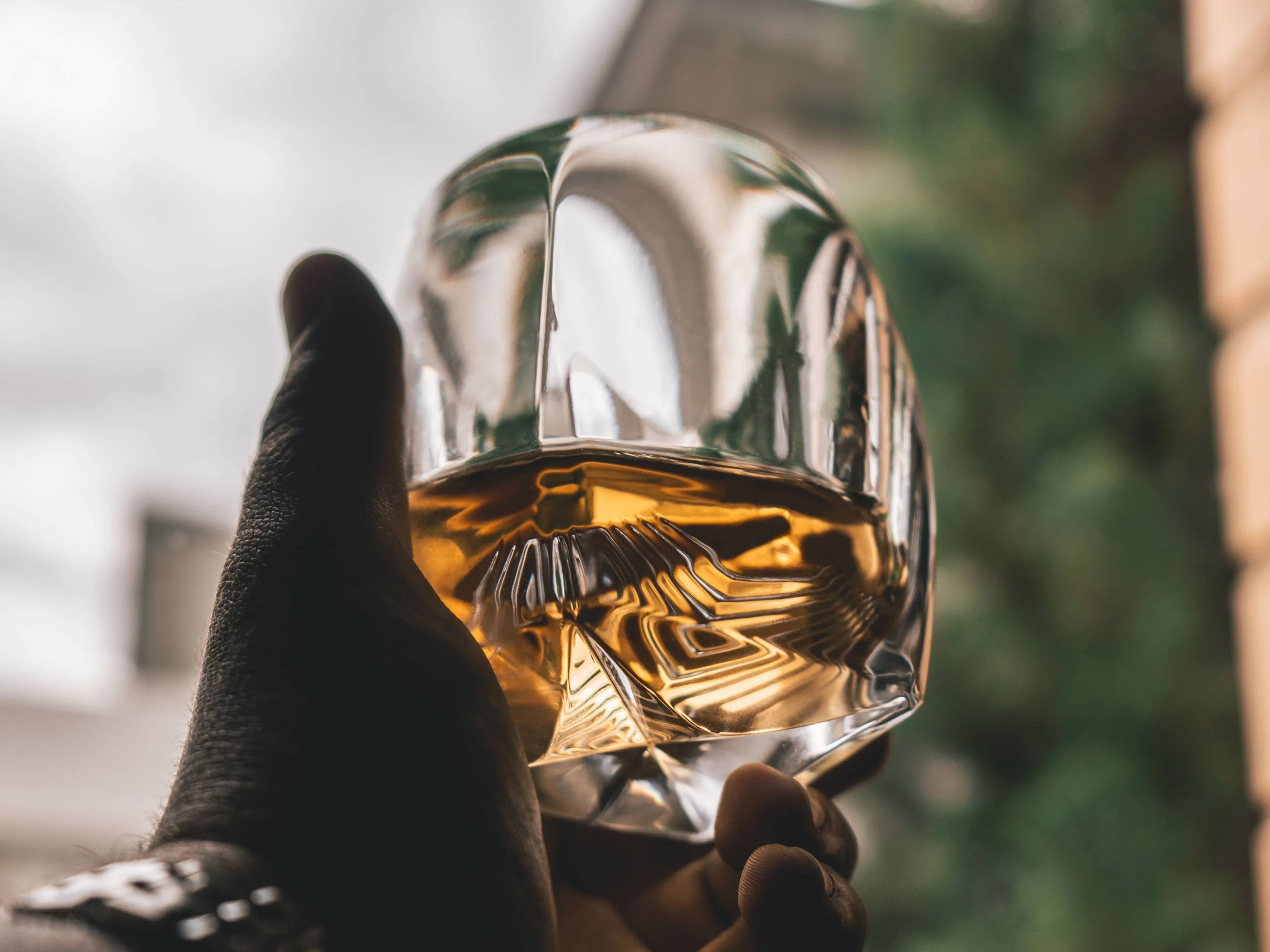 hand met glas whisky