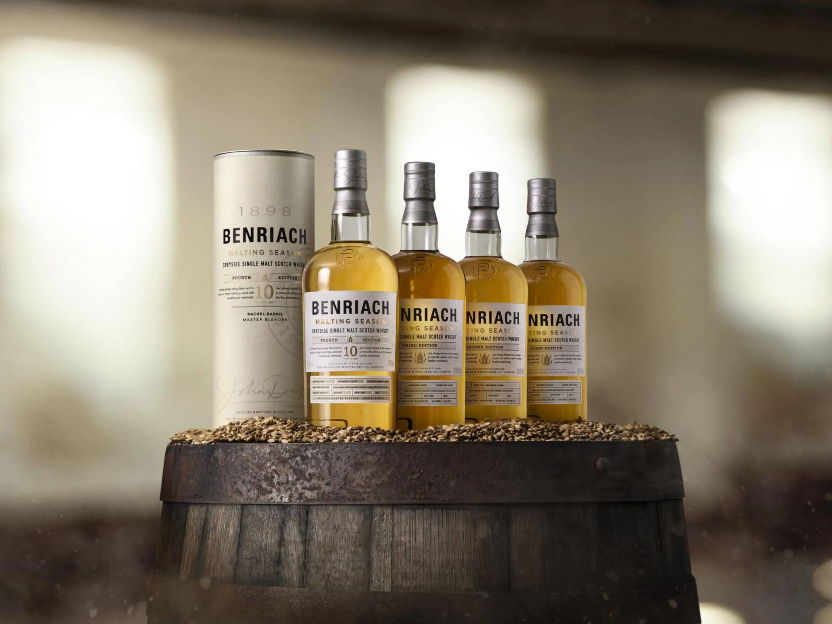 vier flessen whisky op en vat
