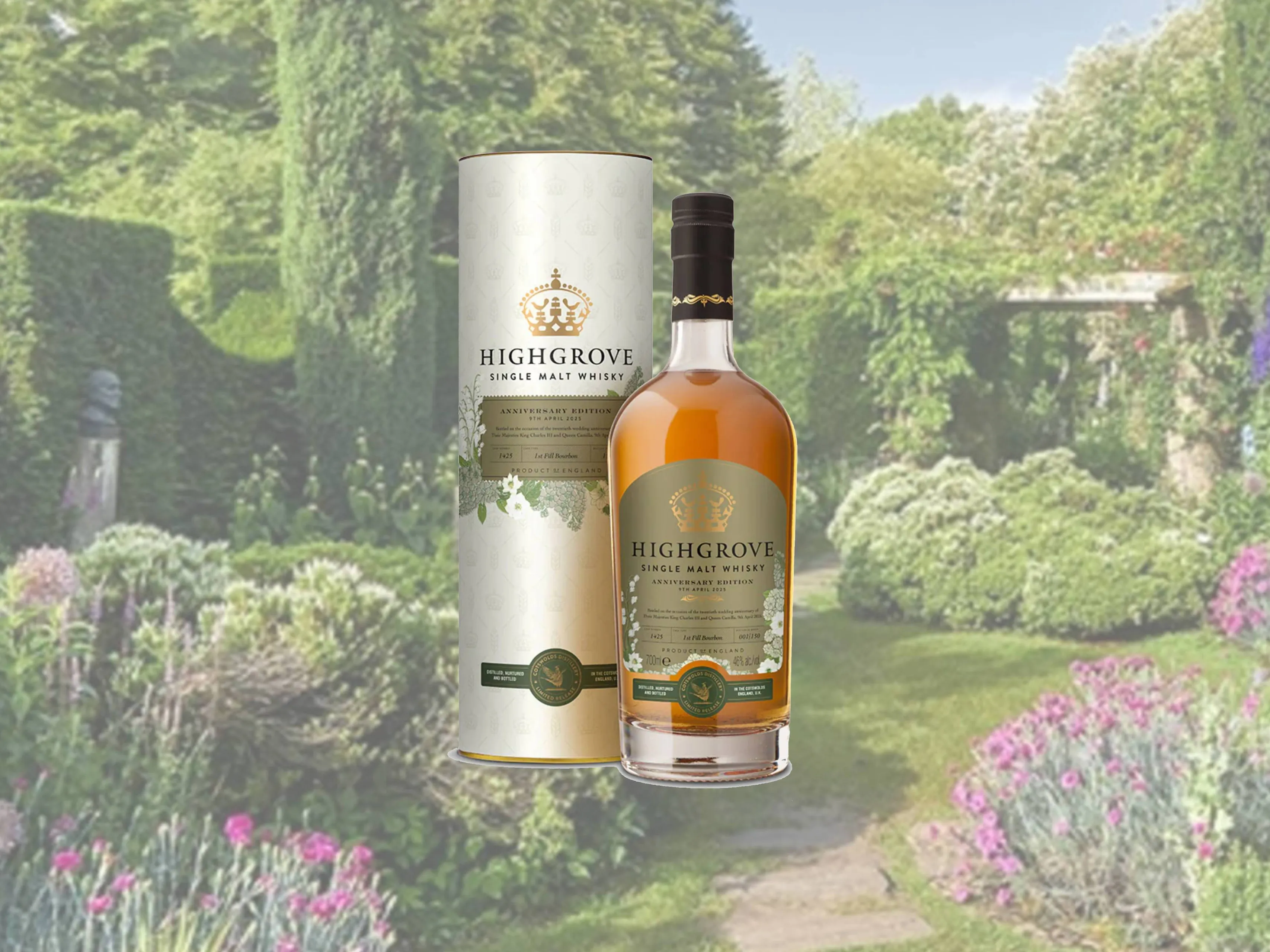 de Cotswolds Anniversary Celebration whisky met op de achtergrond Highgrove gardens