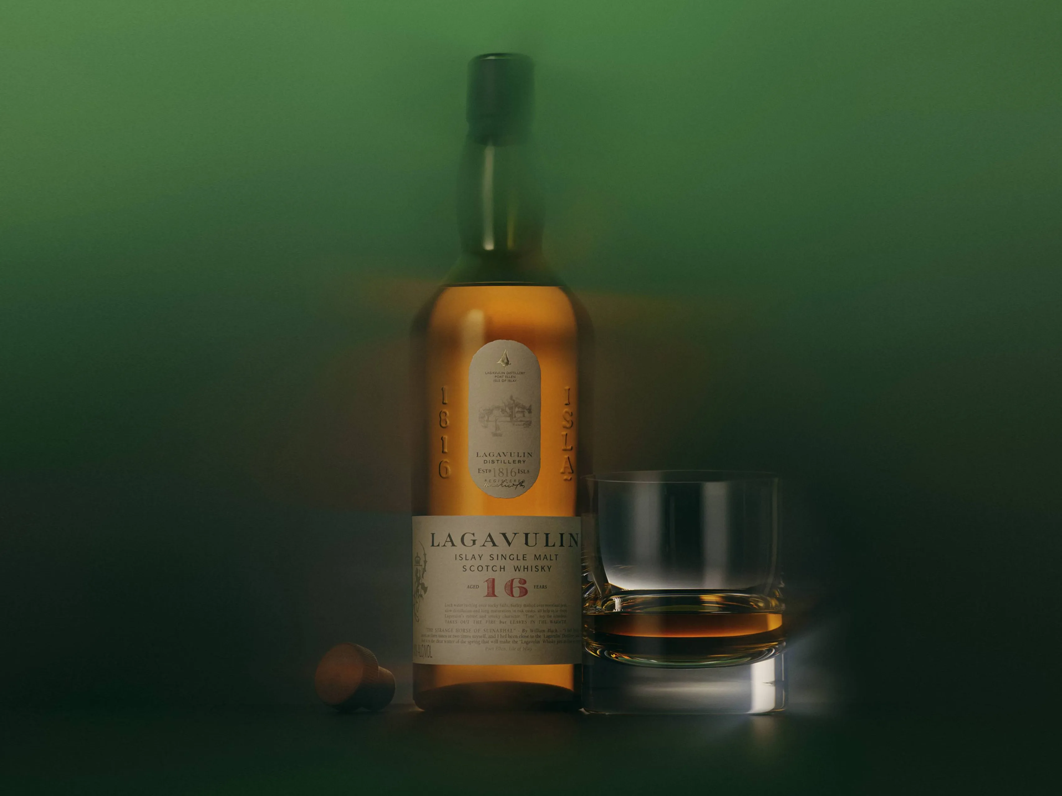 Lagavulin Beyond the Smoke fles met kurk tegen een groene achtergrond