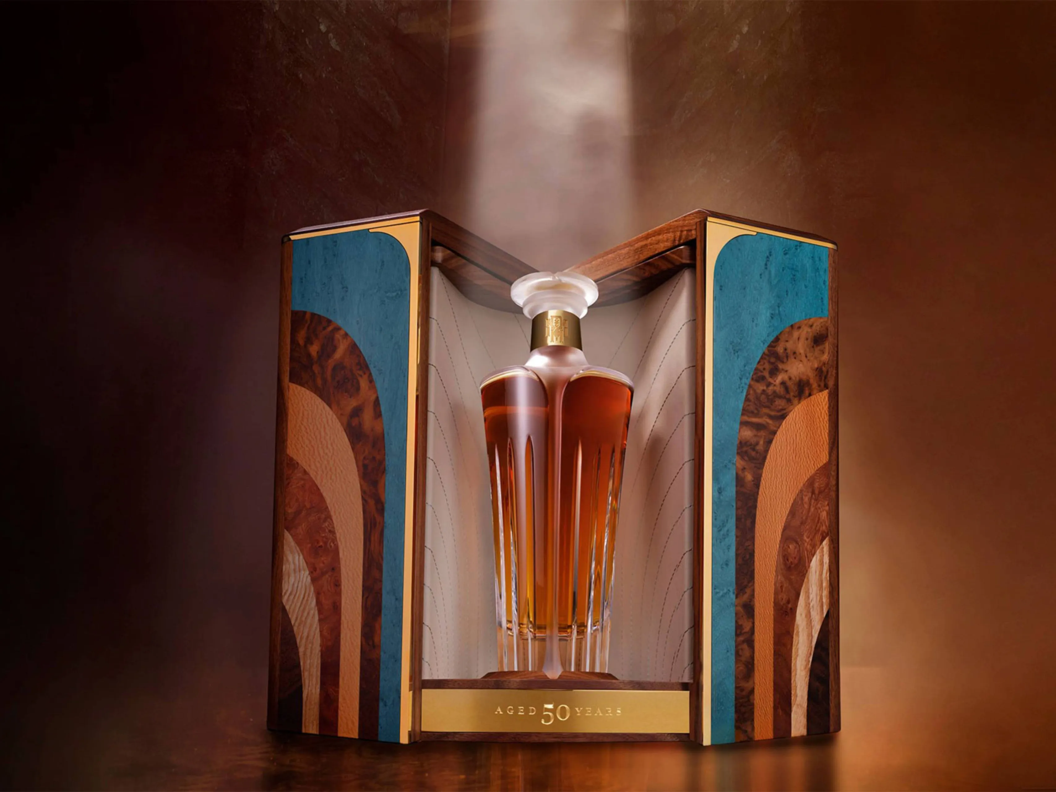 Midleton Very Rare Silent Distillery COllection Chapter Six Whiskey in een spotlight en tegen een koperkleurige achtergrond