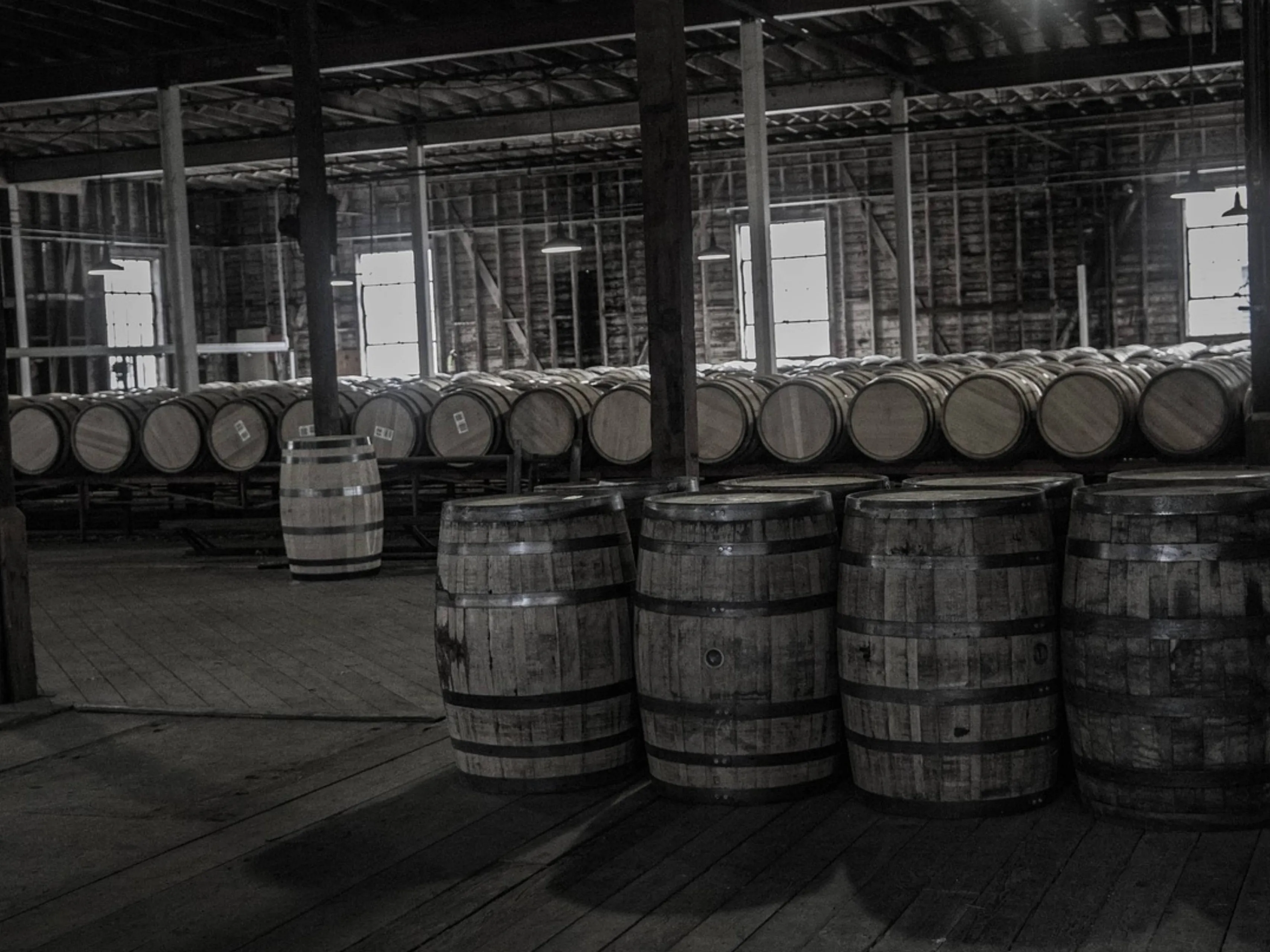 Rickhouse in zwart wit met allemaal vaten