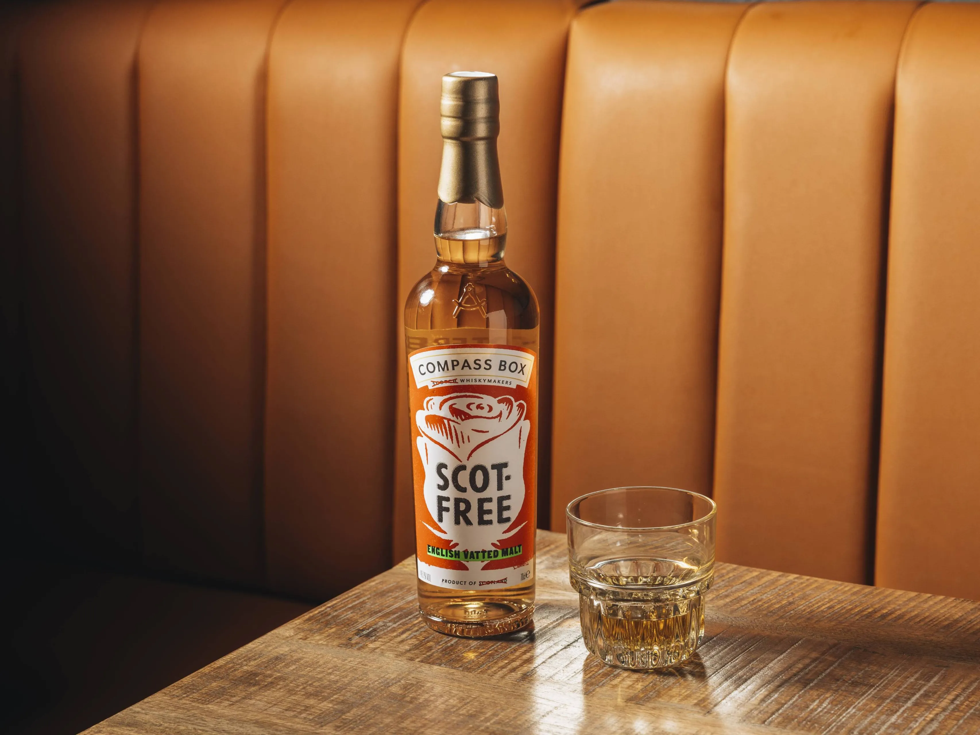 Scot Free Compass Box whisky met een glas op een tafeltje
