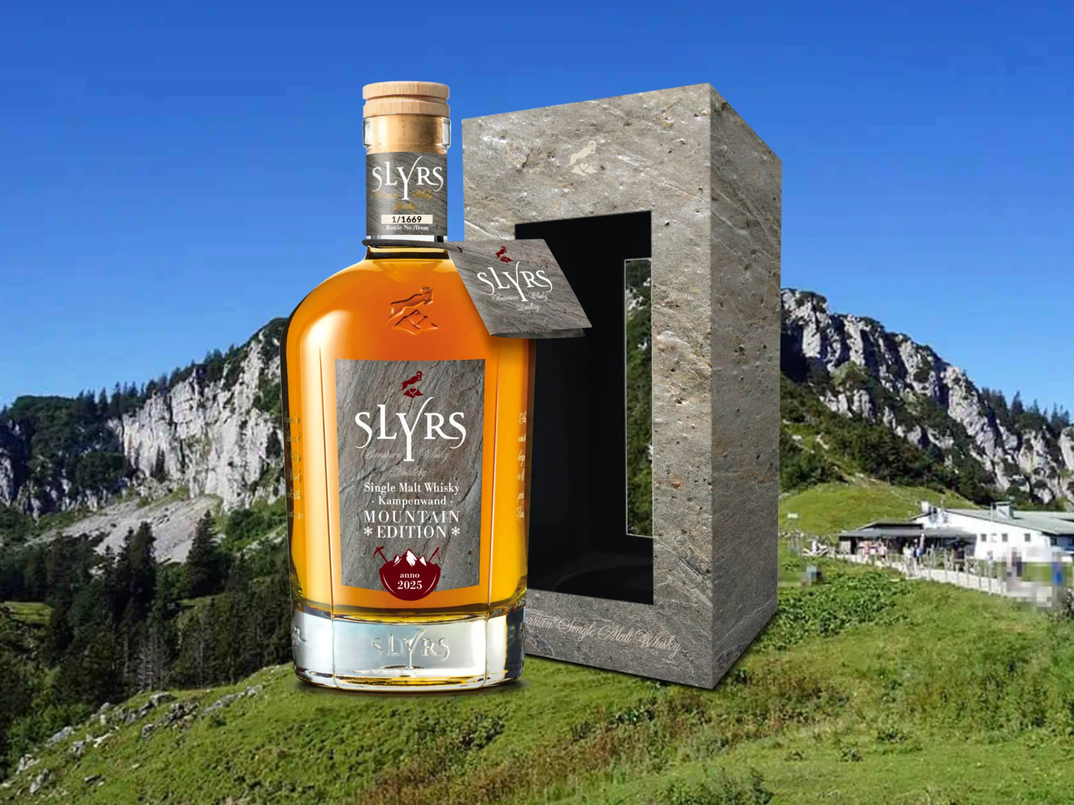 SLYRS Kampenwand single malt whisky met doos tegen een achtergrond van de Kampenwand berg
