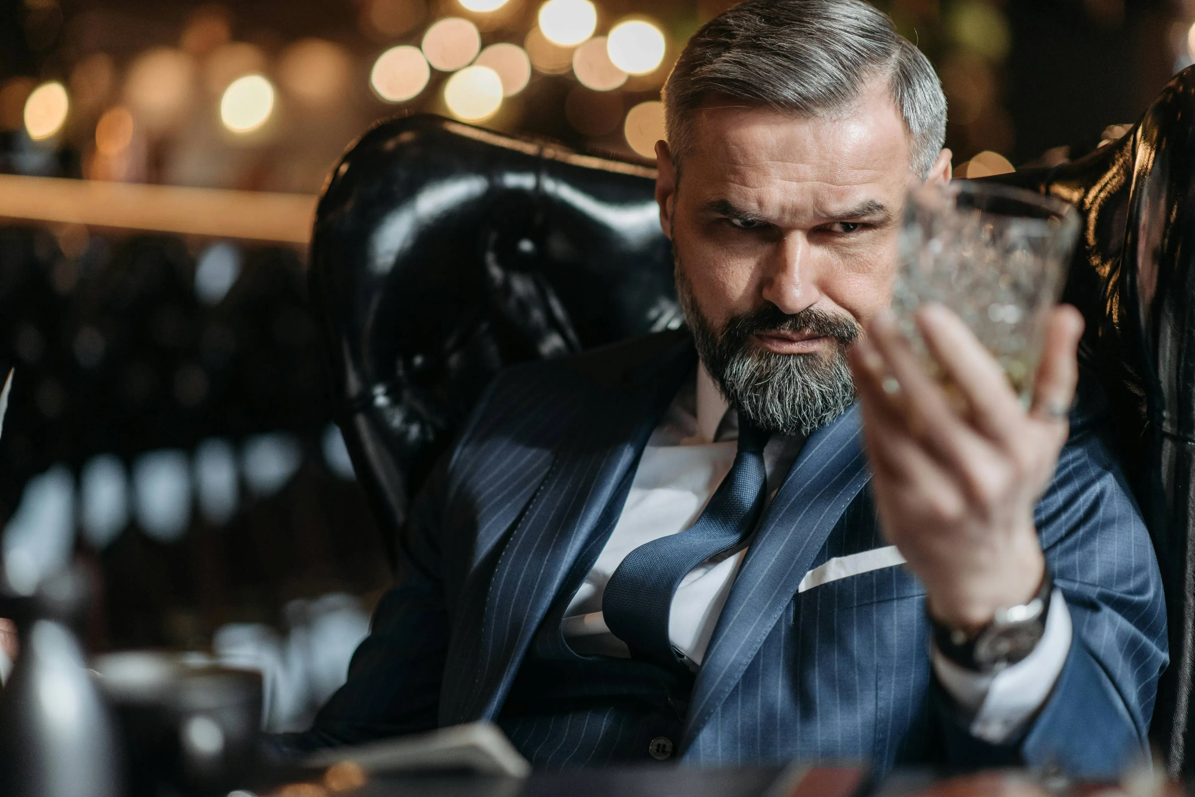 fronsend en nadenkend over whisky