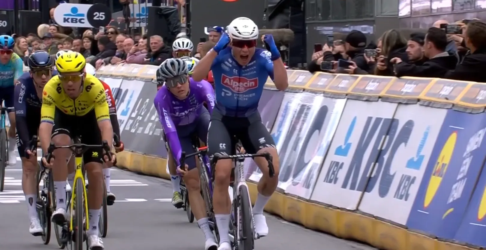 Jasper Philipsen komt zegevierend over de finish