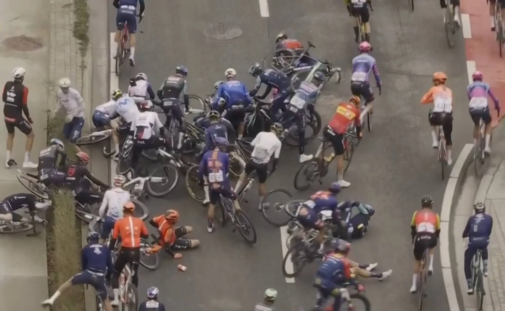 De Omloop Het Nieuwsblad werd getekend door valpartijen