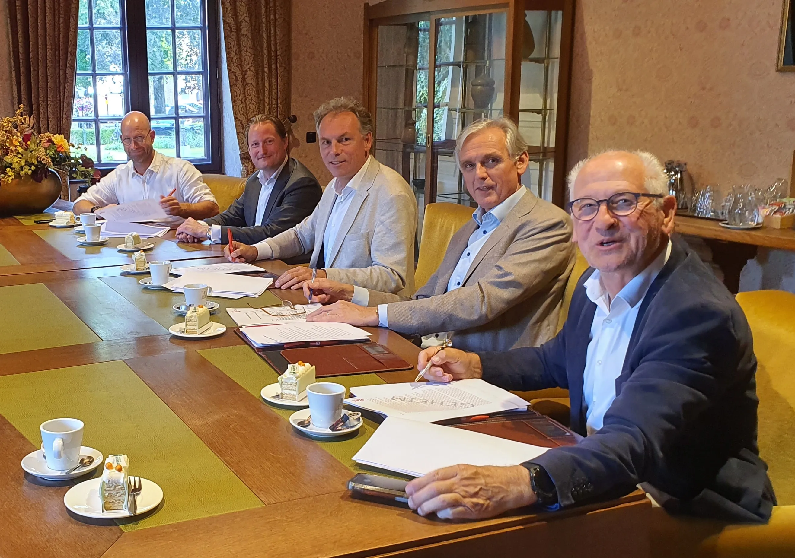 230718 foto ondertekening aok