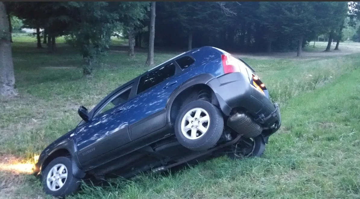 auto in sloot bij berendonck