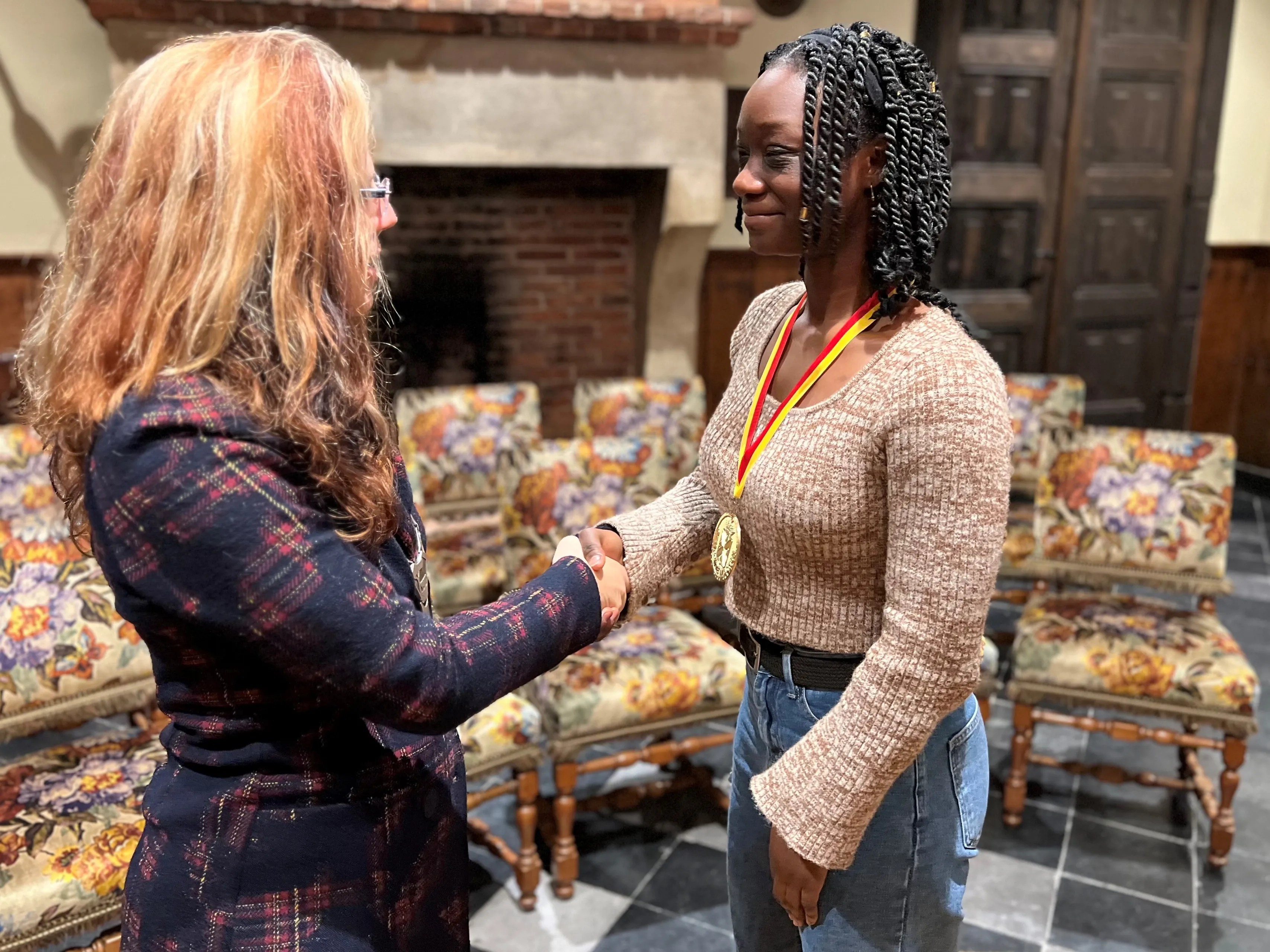 burgemeester helmer feliciteert soumaiya in trouwzaal kasteel wijchen