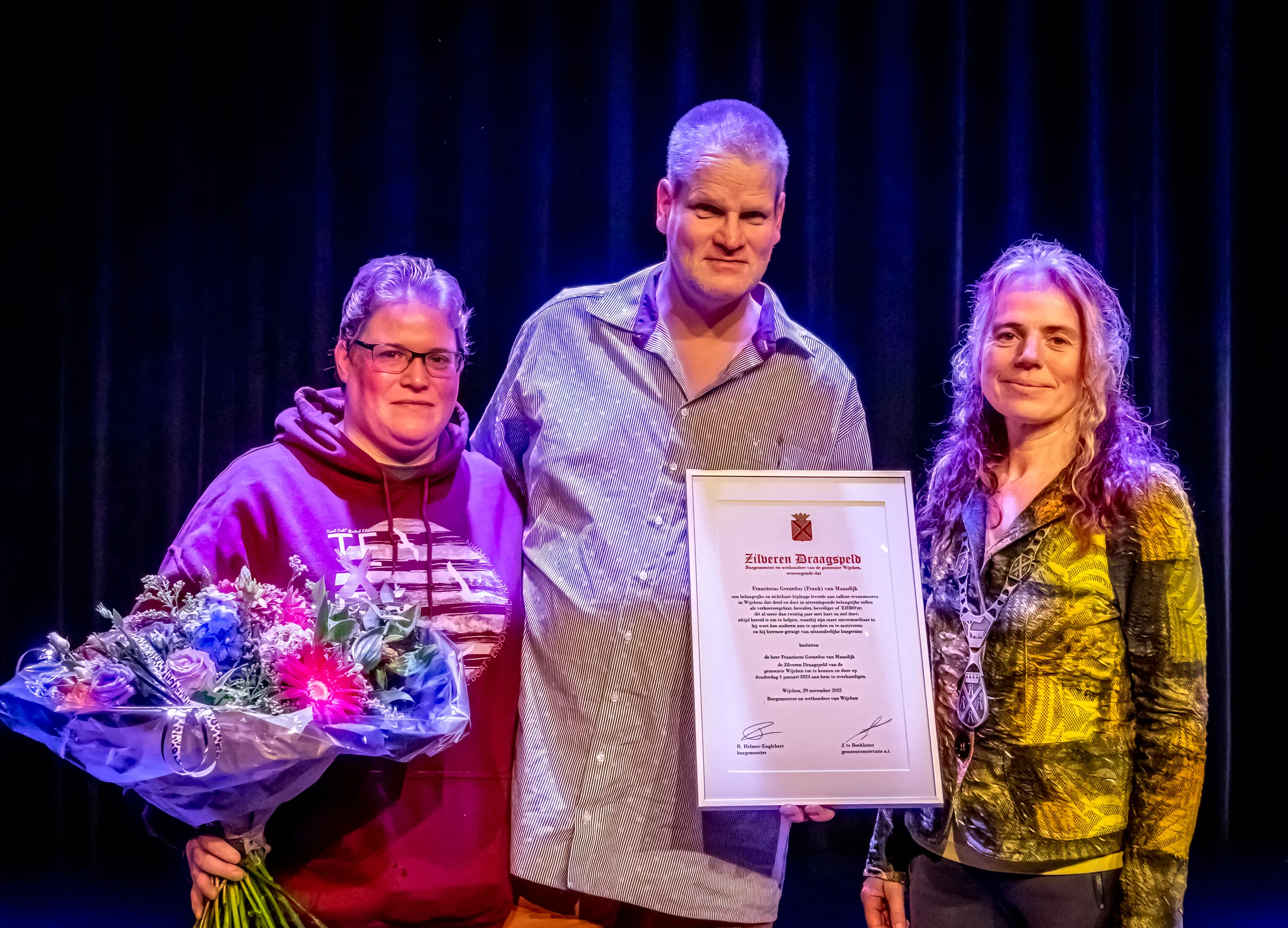 burgemeester samen met frank van maasdijk partner en oorkonde