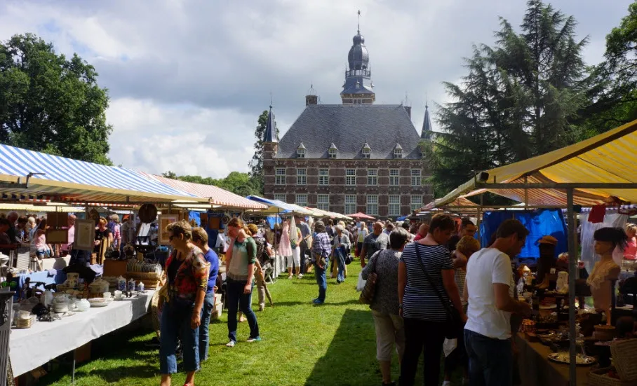 curiosa en brocante markt
