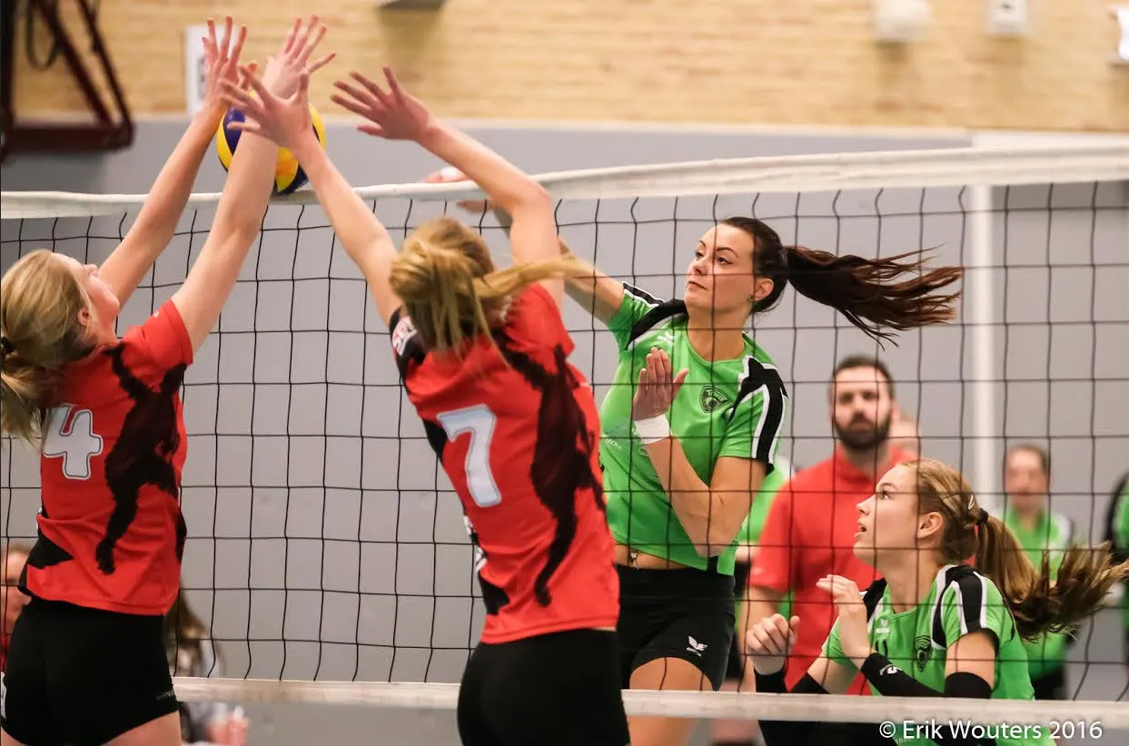 elkie jaspers probeert door het blok van activia te slaan wouter jansen en sarah van aalen kijken hoopvol toe