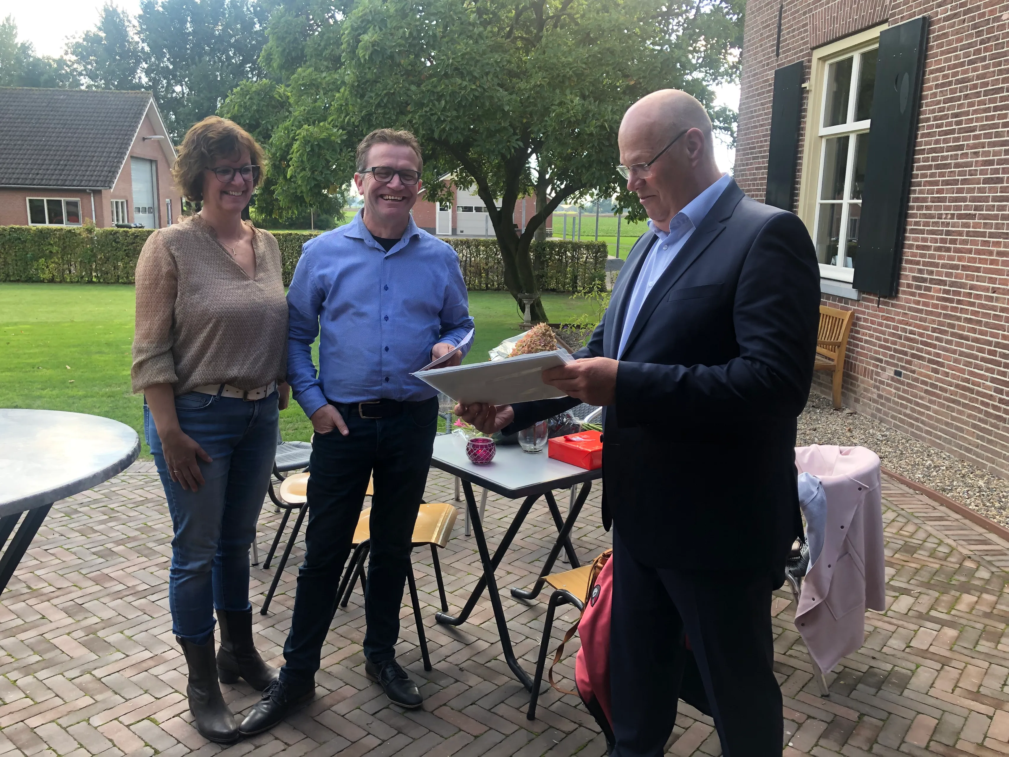 familie hendriks ontvangt monumentenprijs 2021 uit handen van wethouder twan van bronkhorst