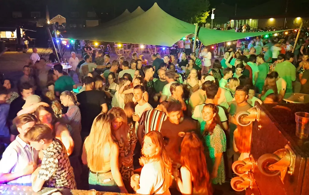 feestavond hernenfest druk bezocht klein formaat