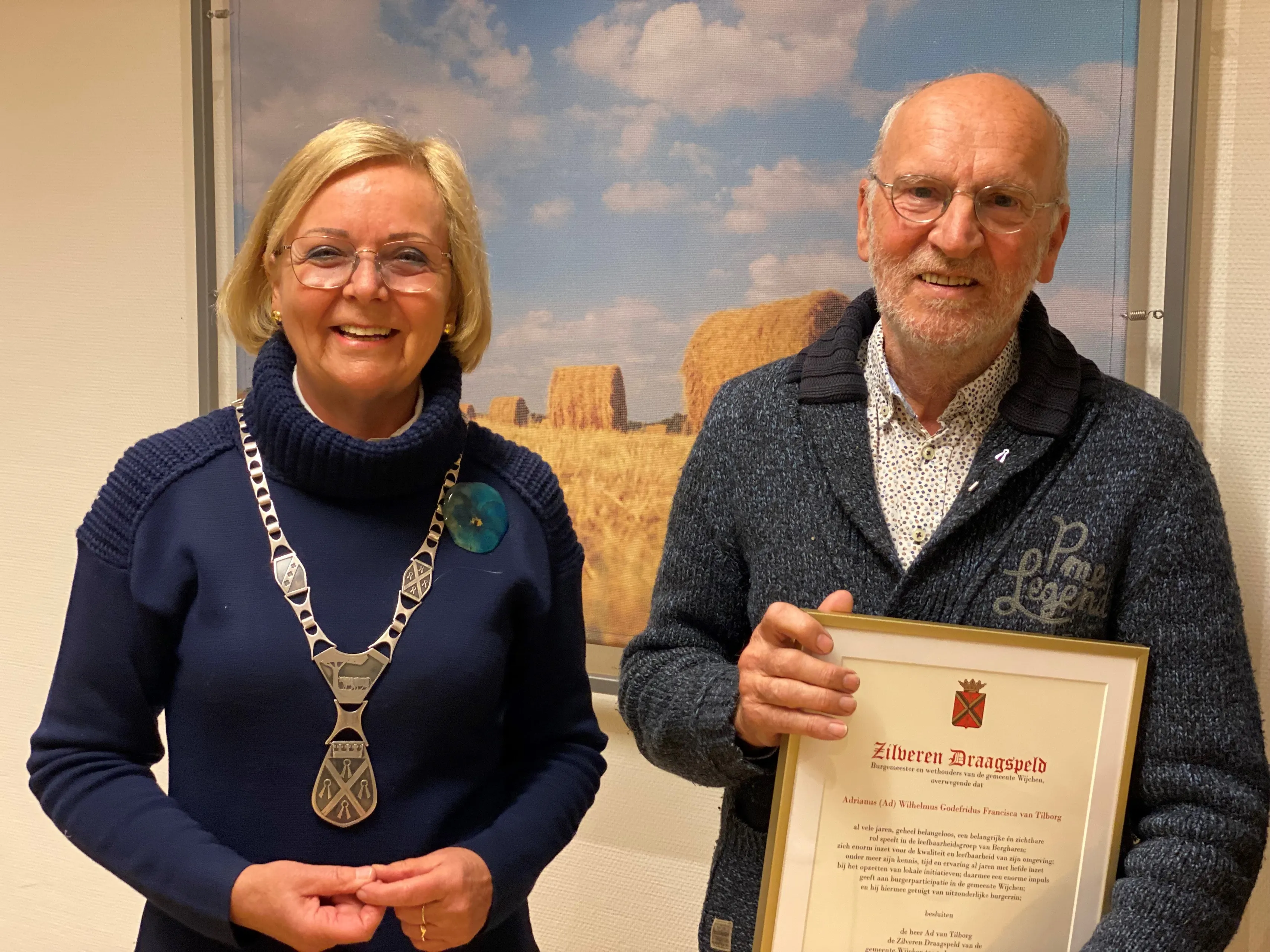 foto burgemeester marijke van beek en ad van tilborg met oorkonde