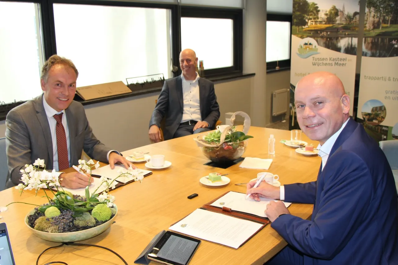 geert gerrits en hans ter steege zetten hun handtekening onder de overeenkomst1 fotor