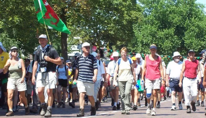 intocht vierdaagse 2006 dag 1 e1429743861639 715x408