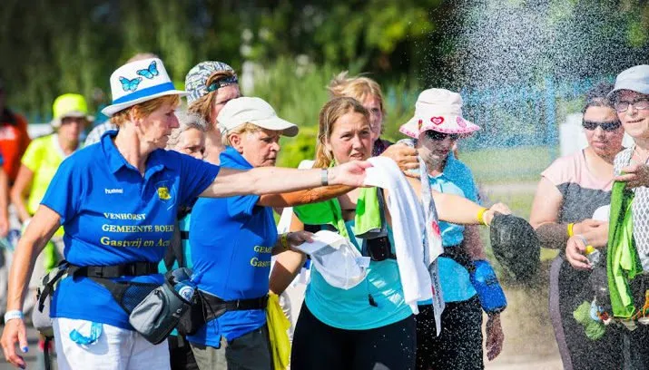 lopers geergerd over water en drukte 715x408