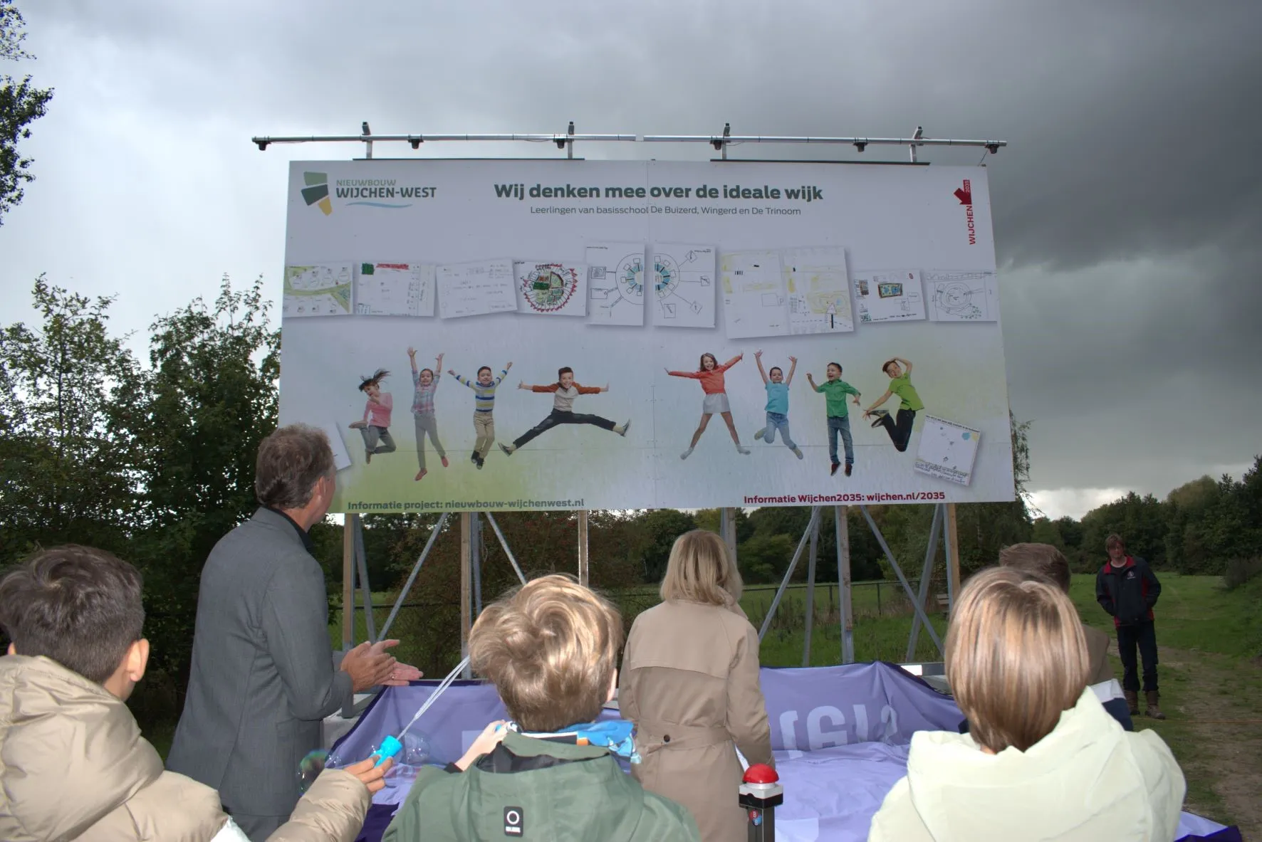 onthulling bouwbord met kindertekeningen
