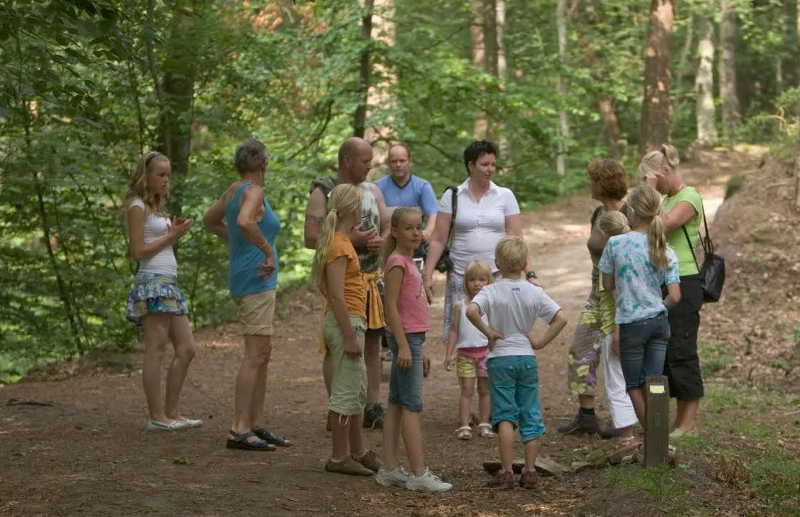 opa en oma kleinkind wandeling foto dies goorrman