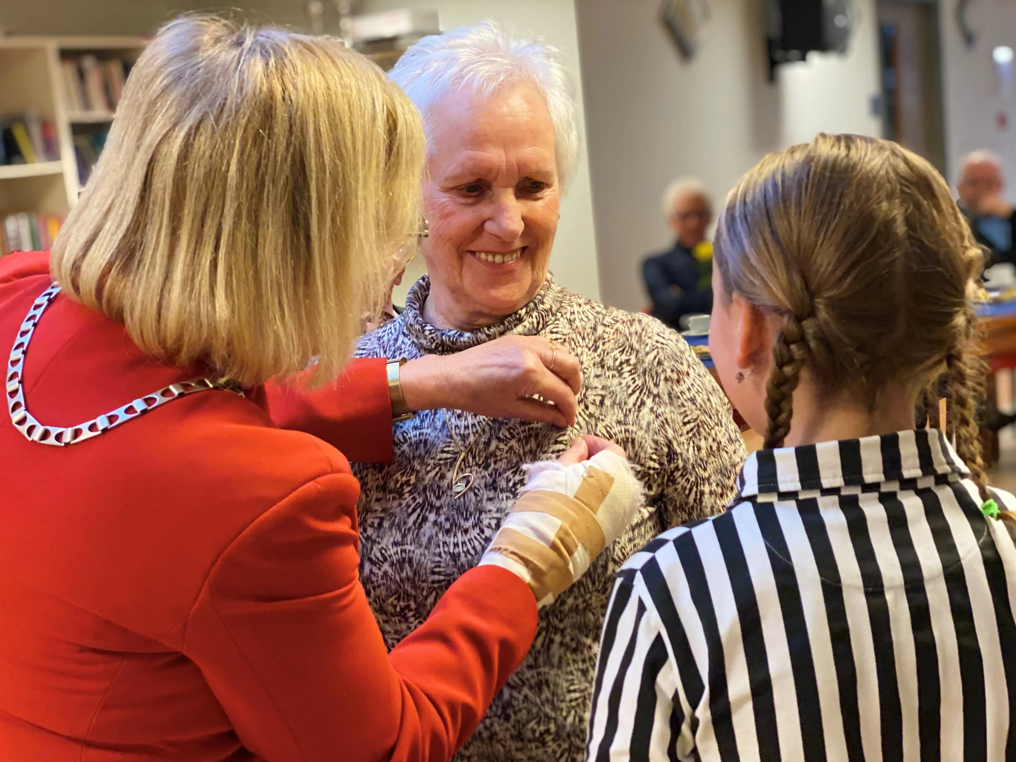 opspelden draagspeld door burgemeester van beek samen met kleindochter indy