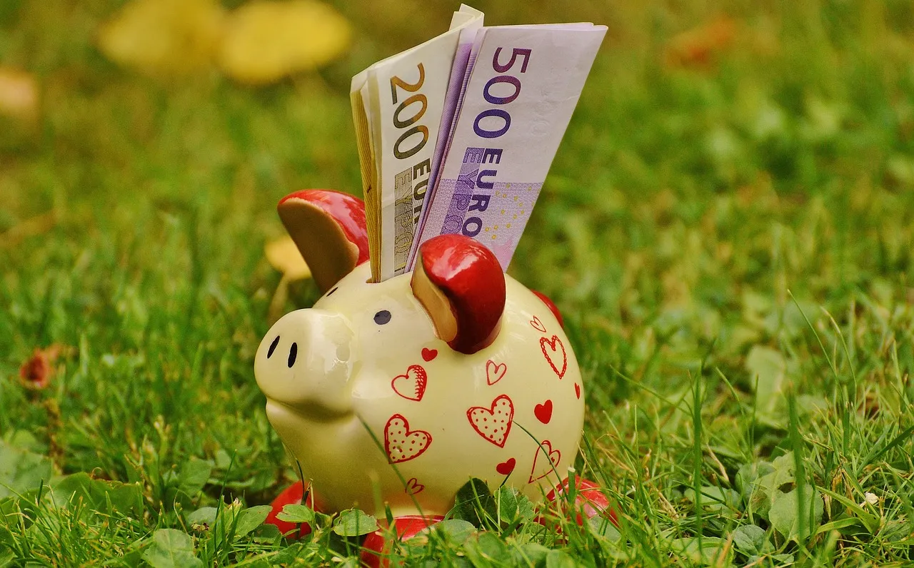 piggy bank 1510552 1280