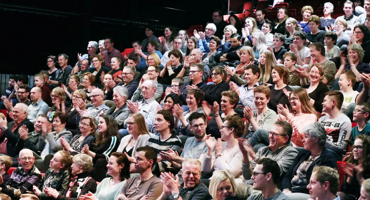 publiek tbv previewavond fotograaf broer van den boom