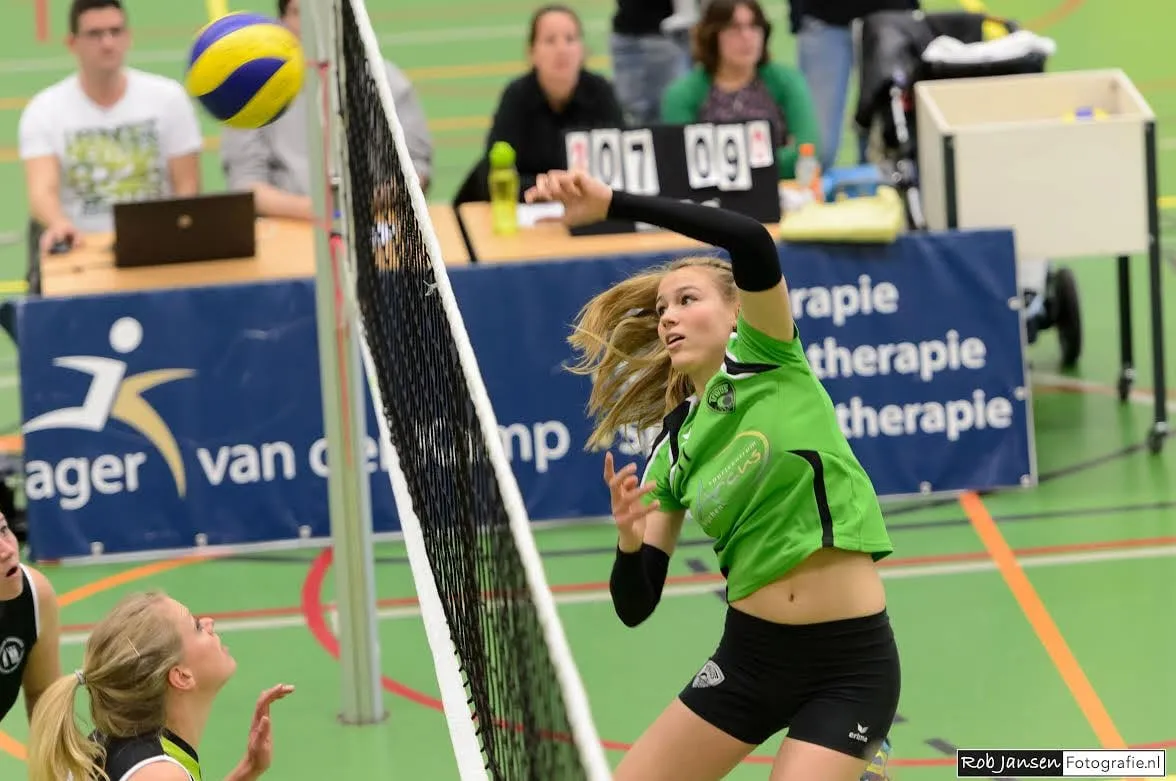 sarah van aalen slaat hier een van haar laatste ballen voor trivos