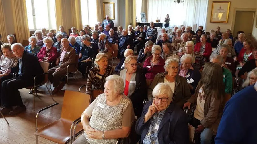 soamen op n benkske 00